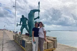 Turistas de Italia visitan estatuas del Muelle De La Armada De México en Veracruz