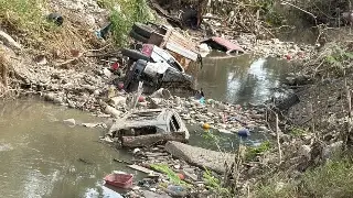 Camionetas cerca de cumplir 1 mes hundidas en arroyo en Poza Rica