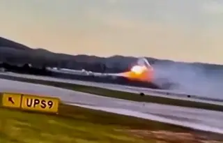 Imagen Avión de carga se estrella al despegar en aeropuerto internacional de Kentucky (+Video)