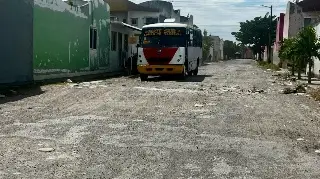 Vecinos de los Torrentes se quejan del mal estado de una de sus calles principales