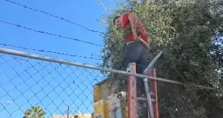 Presunto ladrón quedó atorado 'de los calzones' en Nuevo León; así ocurió