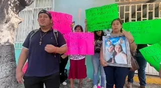 Imagen Exigen justicia para Carlos y Fernanda afuera de Ciudad Judicial en Veracruz