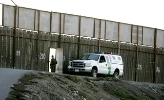 Ataques armados contra agentes fronterizos desatan operativo en borde EU-México