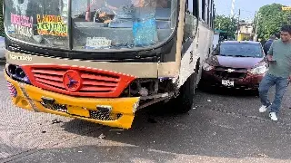 Chocan camión y auto en Veracruz