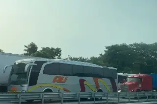 Daños cuantiosos deja carambola en autopista de Veracruz; hay cierre vial hacia el puerto