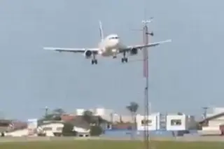 Hace el 'aterrizaje de cangrejo' por fuertes ráfagas de viento (+Video)