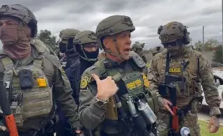 Buscan a hombre que presuntamente disparó contra agentes de inmigración en Chicago