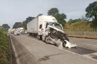 Choques simultáneos provocan cierre de más de una hora en autopista hacia Veracruz