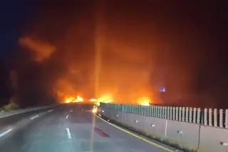 Se incendia pipa de combustible en la México-Puebla; hay cierre en ambos sentidos