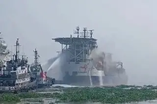 Imagen Sofocan incendio de barco en el puerto de Pajaritos, en Coatzacoalcos
