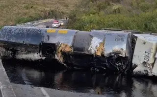 Vuelca pipa en autopista de Veracruz; provoca cierre total de circulación