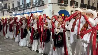 Imagen Se suman ballets de EU; más de 200 parejas bailaron La Bamba en Veracruz