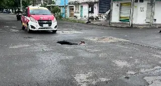 Va creciendo socavón en calles del centro de Veracruz