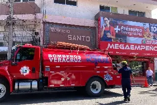 Hombre cae dentro de edificio en zona de mercados de Veracruz 