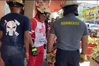 Así rescataron a hombre que cayó en azotea de edificio del Centro de Veracruz