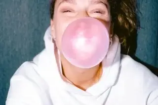 ¿Los chicles pegados en la vía pública son un riesgo para la salud? Esto se sabe