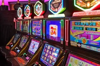 Hacienda bloquea 13 casinos por movimientos millonarios en efectivo y lavado de dinero