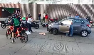 Tras conflicto vial, automovilista agrede y arrolla a pareja de motociclistas en Veracruz