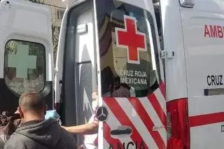 Vuelca camioneta con familia a bordo en carretera de Veracruz