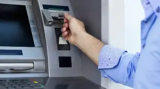 Reforma aprobada también pone freno a bancos 'abusivos' y cobros indebidos