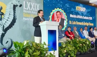 Dan medalla 'Merito Sanitario' a Luis Fernando Antiga Tinoco, exsecretario de Salud de Veracruz 