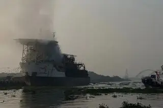 Se vuelve a incendiar el buque Blue Phoenix, al sur de Veracruz