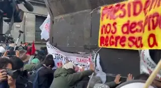 Los de la CNTE empujan vallas en Palacio Nacional y les responden con polvo de extintores