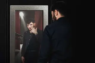 Dareyes de la Sierra lanza “Espejo”, una mirada poderosa al éxito y la resiliencia