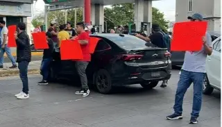 Imagen Choferes de aplicación bloquean en ambos sentidos puente de Boca del Río 