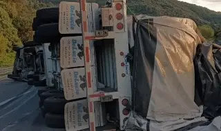 Vuelca tráiler cargado con bobinas de papel en autopista de Veracruz