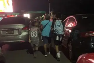 Mujer con dos pequeños camina más de 7 kilómetros tras bloqueo en Boca del Río 