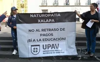 Estudiantes de UPAV protestan por adeudos a maestros desde hace 8 meses