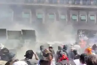 Al menos un lesionado y varios policías en derribo de vallas en Palacio Nacional 