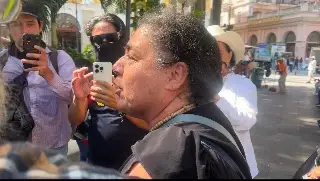Morenista confronta a manifestantes y la corren del zócalo de Veracruz 