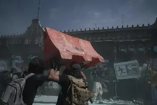 Encapuchados provocan destrozos en el Zócalo y SCJN durante marcha de Generación Z