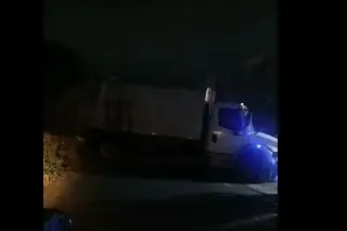 Camión de limpia pública se cae de puente en la zona norte de Veracruz