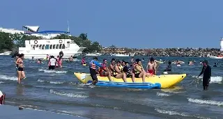 Turistas disfrutan de las playas de Veracruz en este fin de semana largo
