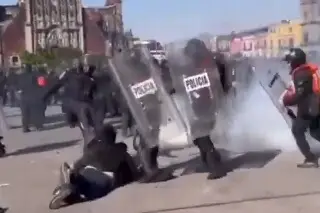 Viral, policías agrediendo en marcha contra la violencia (+Video)