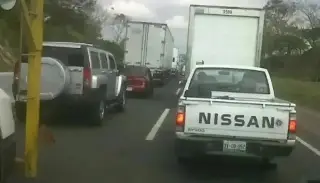 Tome precauciones, hay cierre parcial de circulación en autopista de Veracruz 