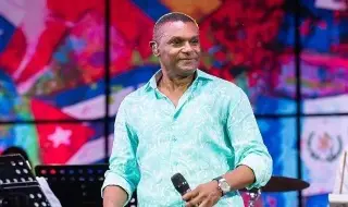 El salsero 'El Canario' celebra 50 años de carrera con una gira de conciertos 