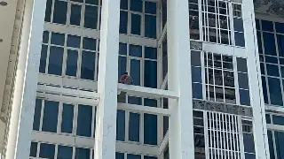 Imagen Así se trepó hombre a la Torre de Pemex en Veracruz 