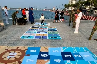 La Marina pone juegos como el avión, el gato encerrado