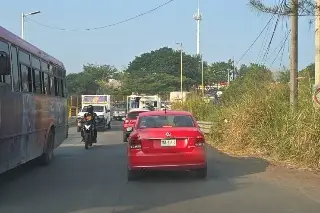 Imagen Largas filas de autos en puente Torrentes de Veracruz ¿Por qué?