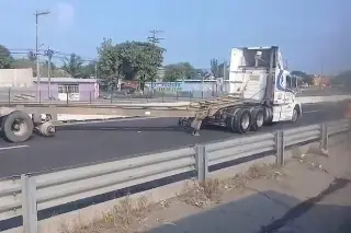 Chocan tráileres en autopista Veracruz - Cardel; hay caos vial 