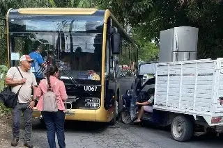 Choca un Ulúa y una camioneta en la zona conurbada 