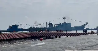 Imagen Ensayan salvas de cañón desde el buque Papaloapan en Veracruz (+ video)