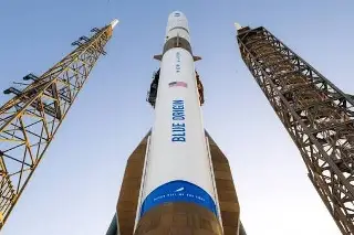 Blue Origin planea desarrollar su cohete más potente y acercarse a SpaceX