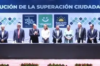 Entregan premio de la Superación Ciudadana en Veracruz a 155 alumnos 