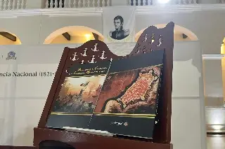 Presentan libro 'Bicentenario de la Consolidación de la Independencia Nacional', en Veracruz