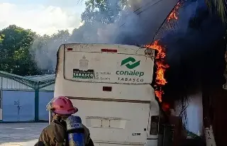 Alumnos del CONALEP queman autobús por falta de pago de beca, en Tabasco